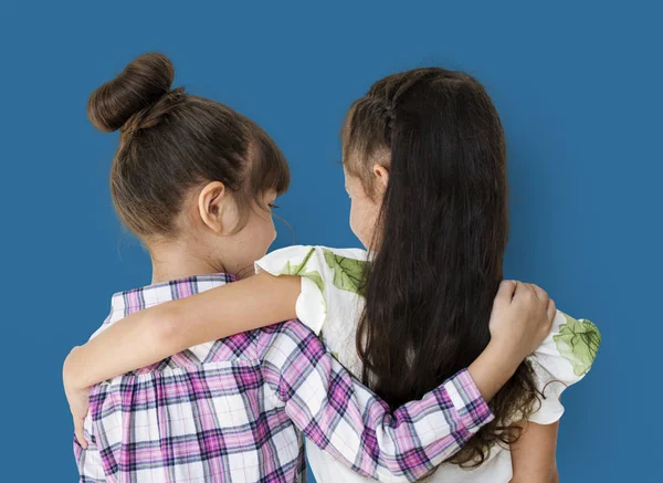 Duas meninas abraçando um ao outro — Fotografia de Stock