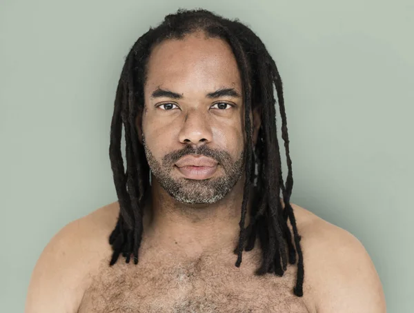 Afrikanischer Mann mit Dreadlocks — Stockfoto