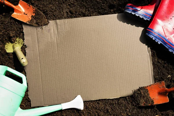 Cartellone di carta su un terreno — Foto Stock