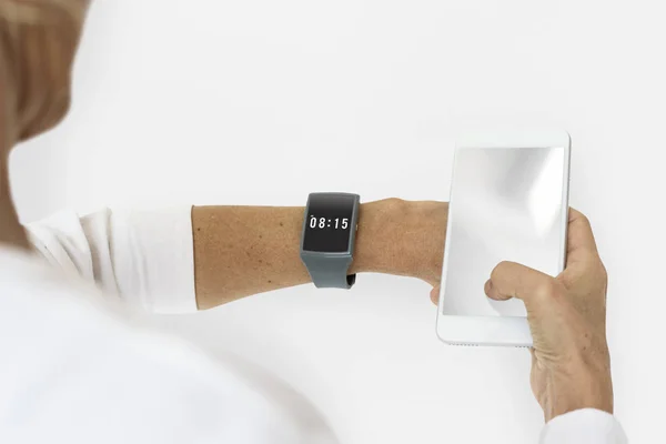 Woman using smartphone and smartwatch — Stock Photo, Image