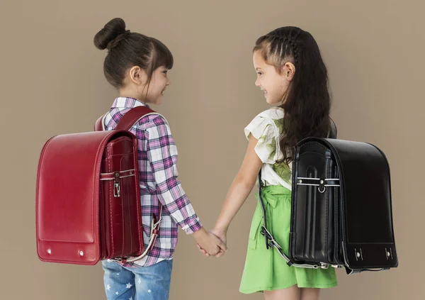 Meninas dando a mão juntos — Fotografia de Stock