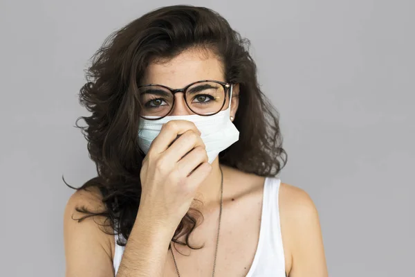 Mujer cubriendo la cara con máscara protectora —  Fotos de Stock