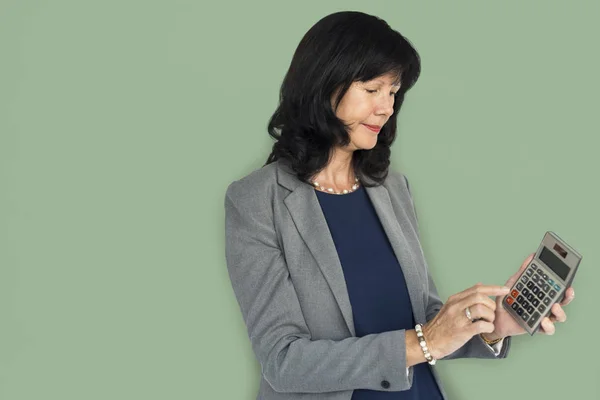 Frau mit dunklen Haaren mit Taschenrechner — Stockfoto