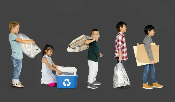 Kinder recyceln Müll — Stockfoto