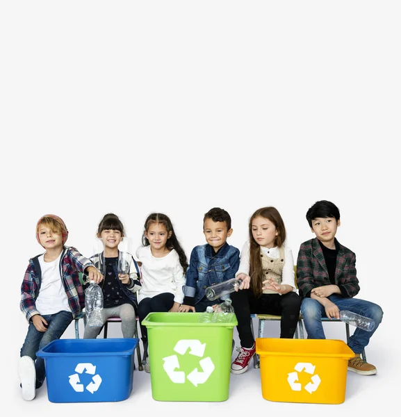子供たちとリサイクルのゴミ箱 — ストック写真