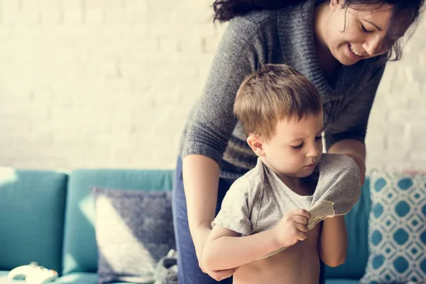 Mamma att hjälpa sonen att klä — Stockfoto