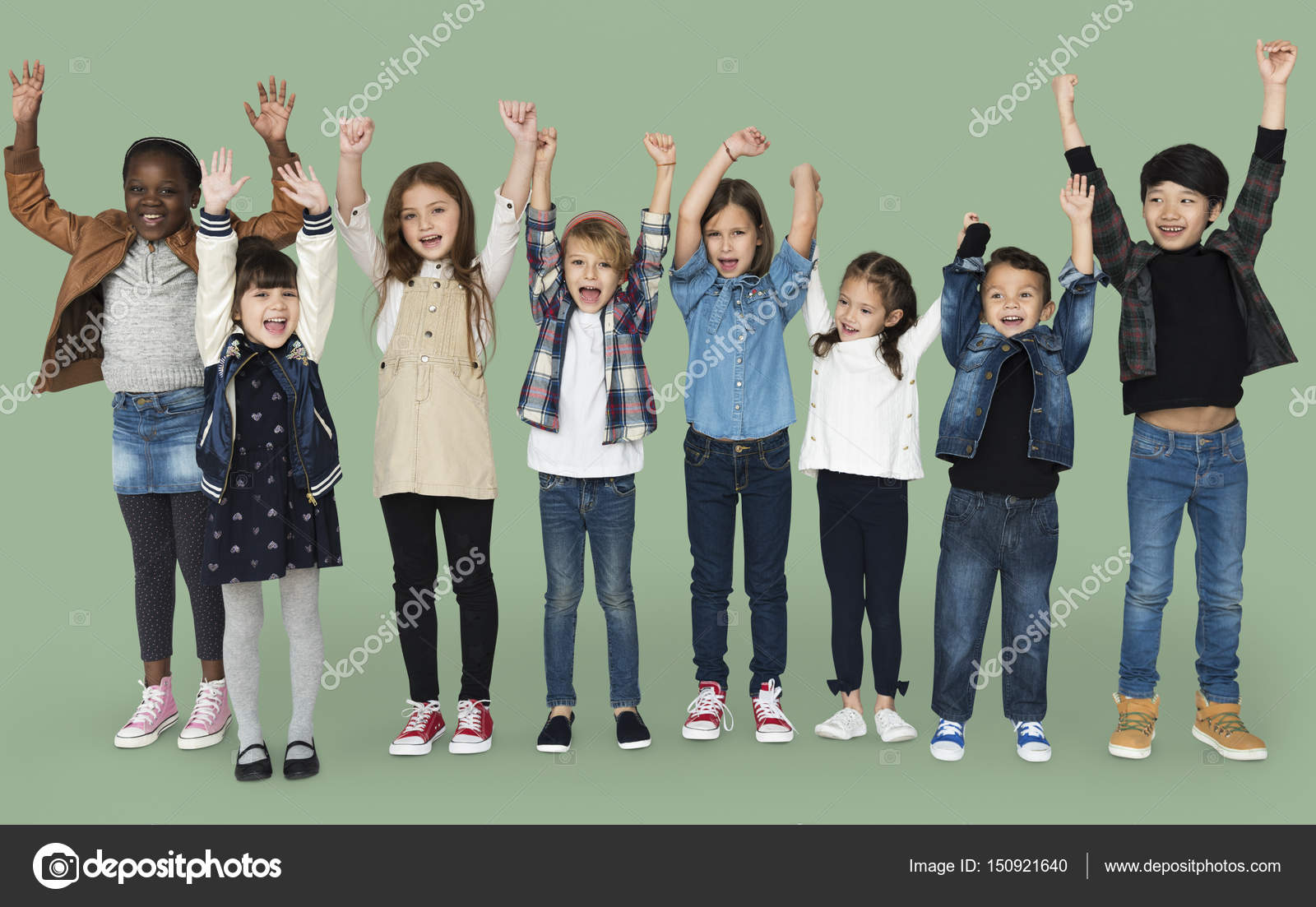 Feliz grupo de niños de la diversidad en el estudio — Foto