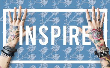 Dövmeli kadın eller