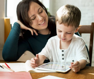 Anne ve oğlu tablet kullanma