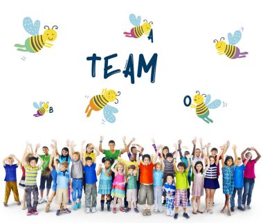 kalabalık rised elleriyle ayakta çocukların