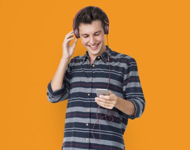 gülümseyen ve telefon kullanarak dostum