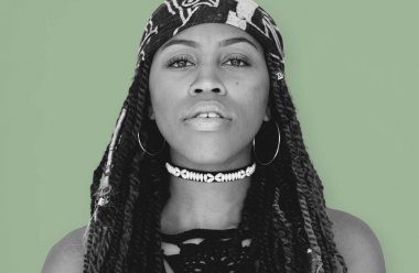 Stüdyoda olan Dreadlocks kadın