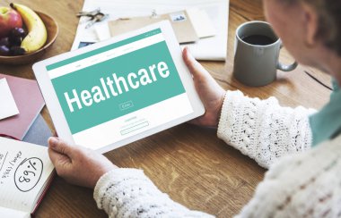 Dijital tablet tutan kadın