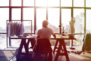 arkadan görünüşü masada çalışan kadın