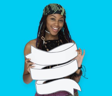 bir afiş tutarak kız