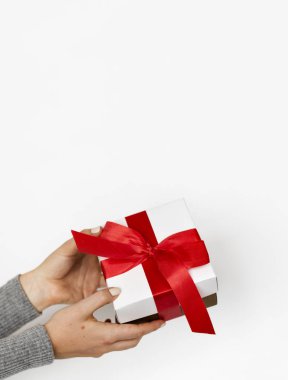 kişi mevcut hediye Holding 