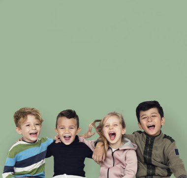 Çocuklar birlikte sarılma 