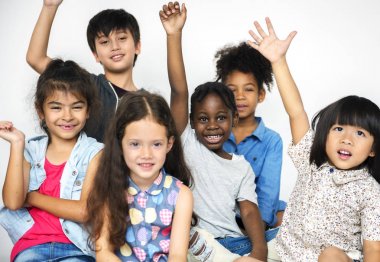 birlikte oynayan çocuklar