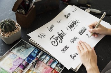 Masada çalışan tasarımcı 