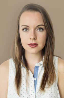 ciddi beyaz genç kadın