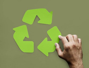 insan eli ve yeşil oku