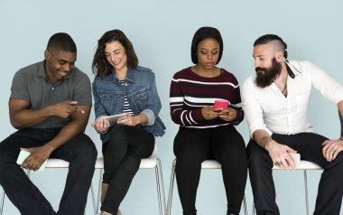 akıllı telefonlar kullanan arkadaşlar