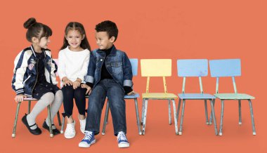 sandalye üzerinde oturan ve konuşurken çocuk