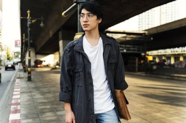 Asya genç adam yürüme 