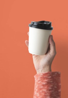 İnsan elini tutarak kahve kupa