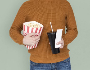  soda ve patlamış mısır kutusu tutan adam