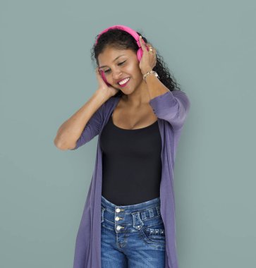 Kulaklıklı genç bir kadın.