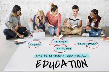 öğrenciler proje üzerinde birlikte çalışma