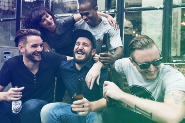 Arkadaşlar zanaat bira içmek