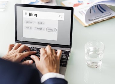 Bilgisayarla çalışan bir iş adamı