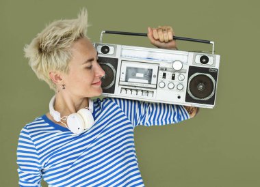 Jukebox tutan kadın