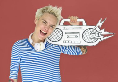 Kağıt radyo tutan kadın