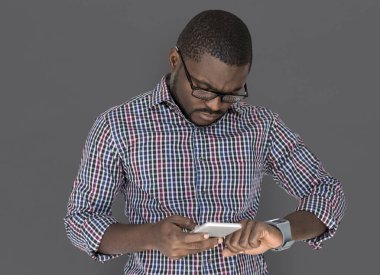 akıllı telefon kullanan siyah elbise adam