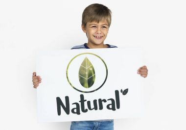 Afişini tutan çocuk