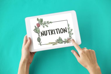 Dijital tablet kullanan kişi