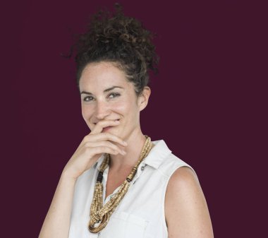 Stüdyo gülümseyen içinde kıvırcık saçlı kadın