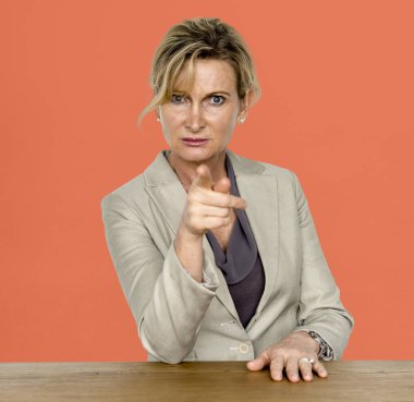 ciddi iş kadını işaret