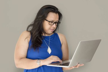 Dizüstü bilgisayar kullanan kadın