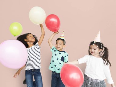 Çocuklar balonlarla oynuyor 