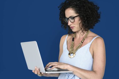 dizüstü bilgisayar kullanarak kıvırcık saçlı kadın