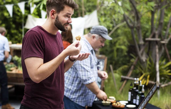 Les gens au festival gastronomique local — Photo