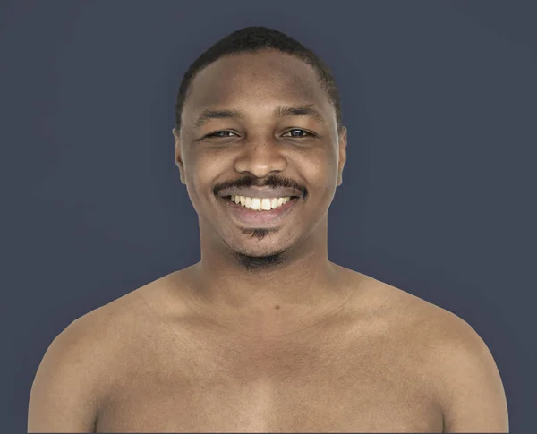 Молодой африканский человек улыбается — стоковое фото