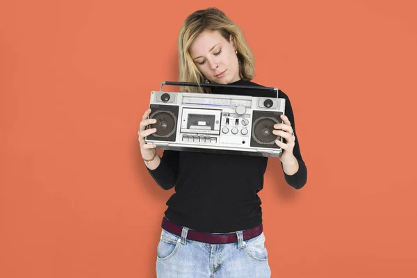 Caucasiano mulher segurando boombox — Fotografia de Stock