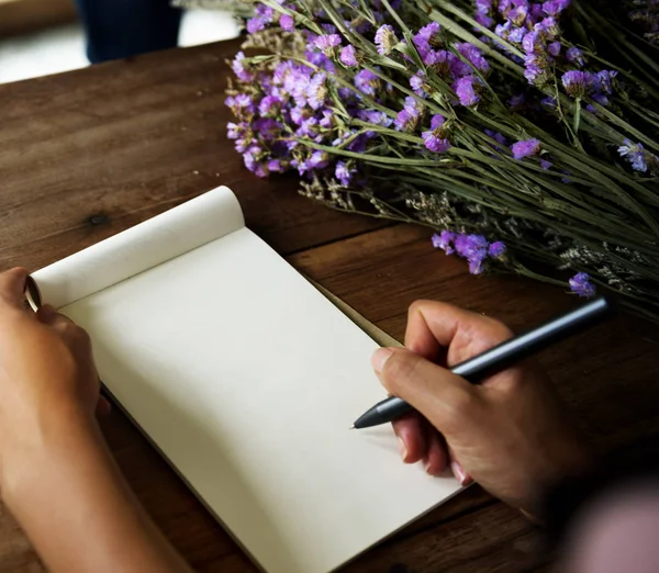 Nota de escritura de mujer en Flower Shop —  Fotos de Stock