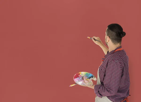 Artista masculino desenho com paleta e escovas — Fotografia de Stock