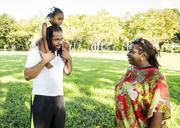 Promenade en famille dans le parc — Photo